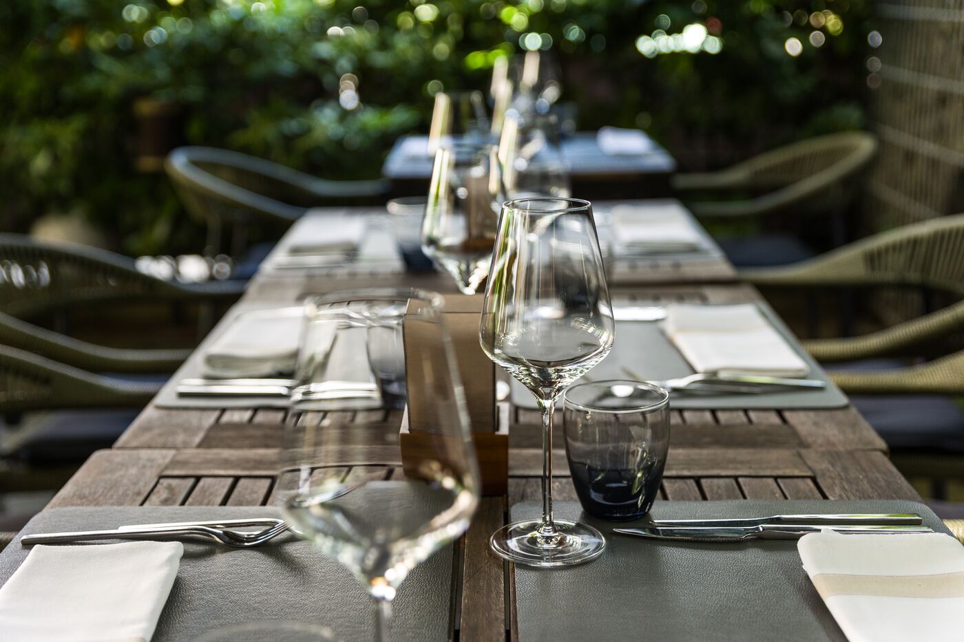 Eingedeckte lange Tafel im Garten, PURE wine & food, München