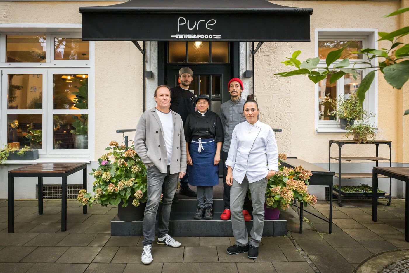 Team vor dem Eingang, PURE wine & food, München