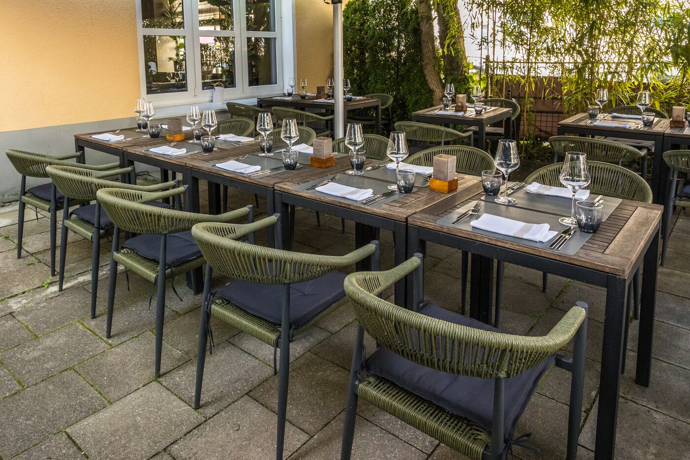 Eingedeckte Terrasse im Sommer, PURE wine & food, München
