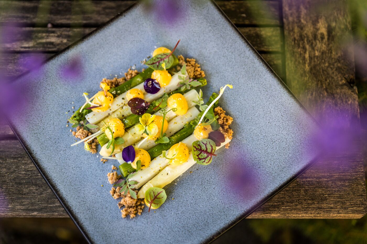 Vorspeise auf Schieferteller mit Blüten, PURE wine & food, München
