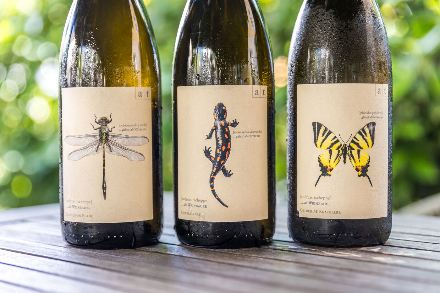 Drei Weinflaschen im Garten, PURE wine & food, München