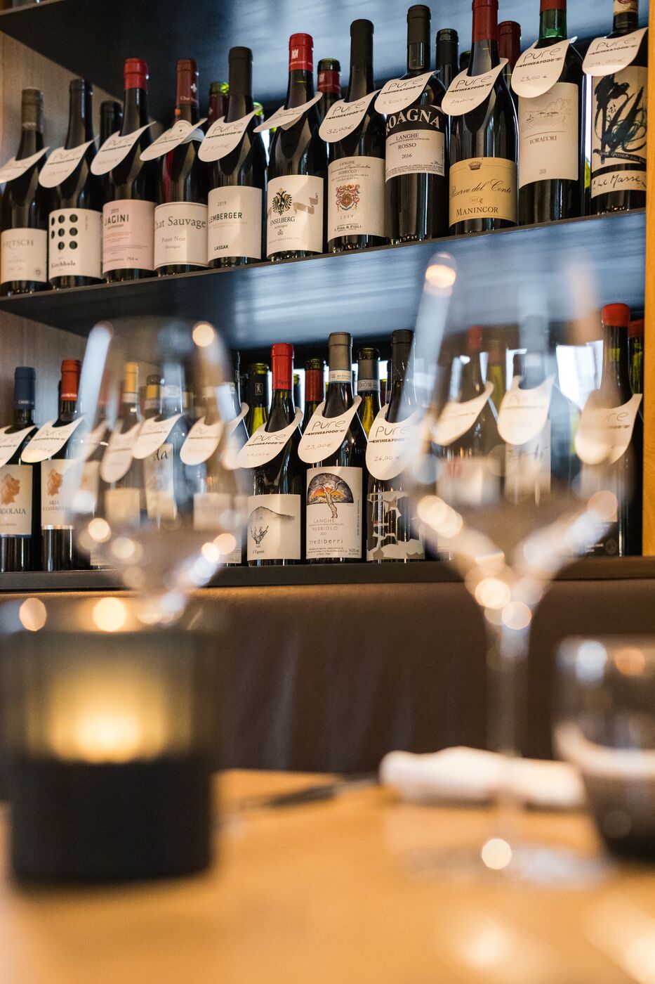 Weinregal mit Windlicht, PURE wine & food, München