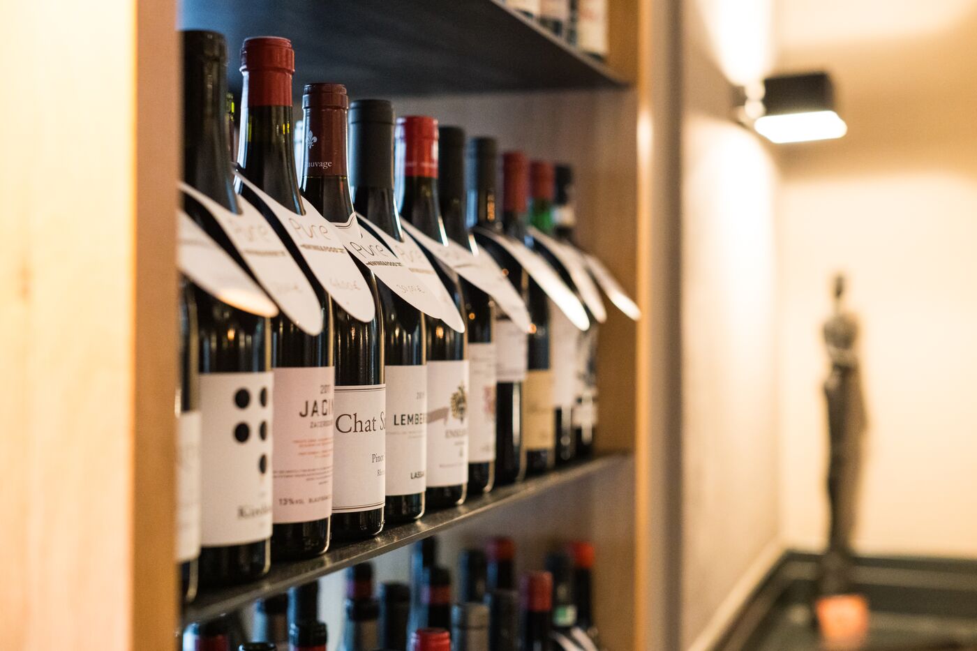 Weinregal mit Flaschen, PURE wine & food, München