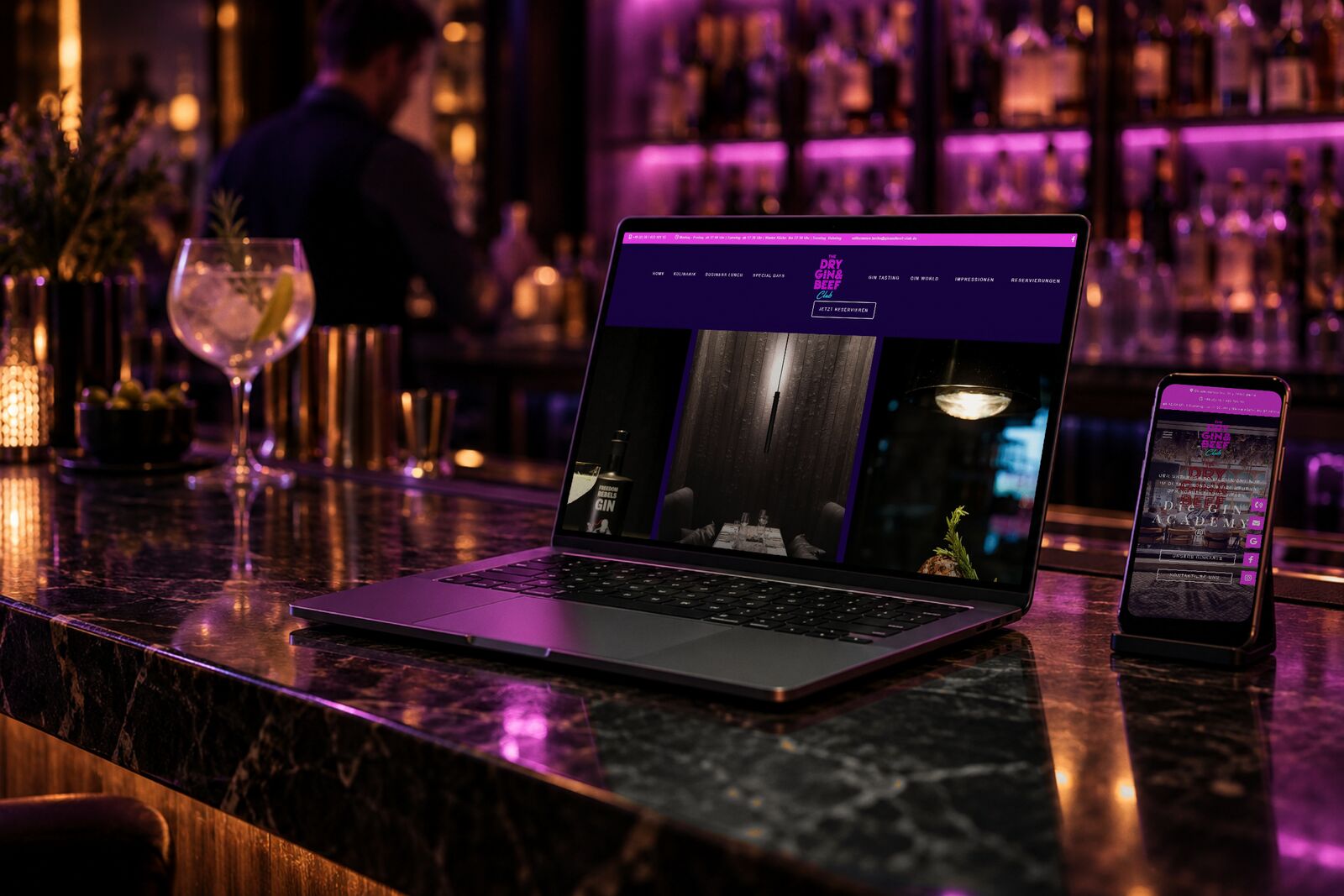 Restaurant-Website des Dry Gin & Beef Club in Berlin auf Laptop und Smartphone an der Bar