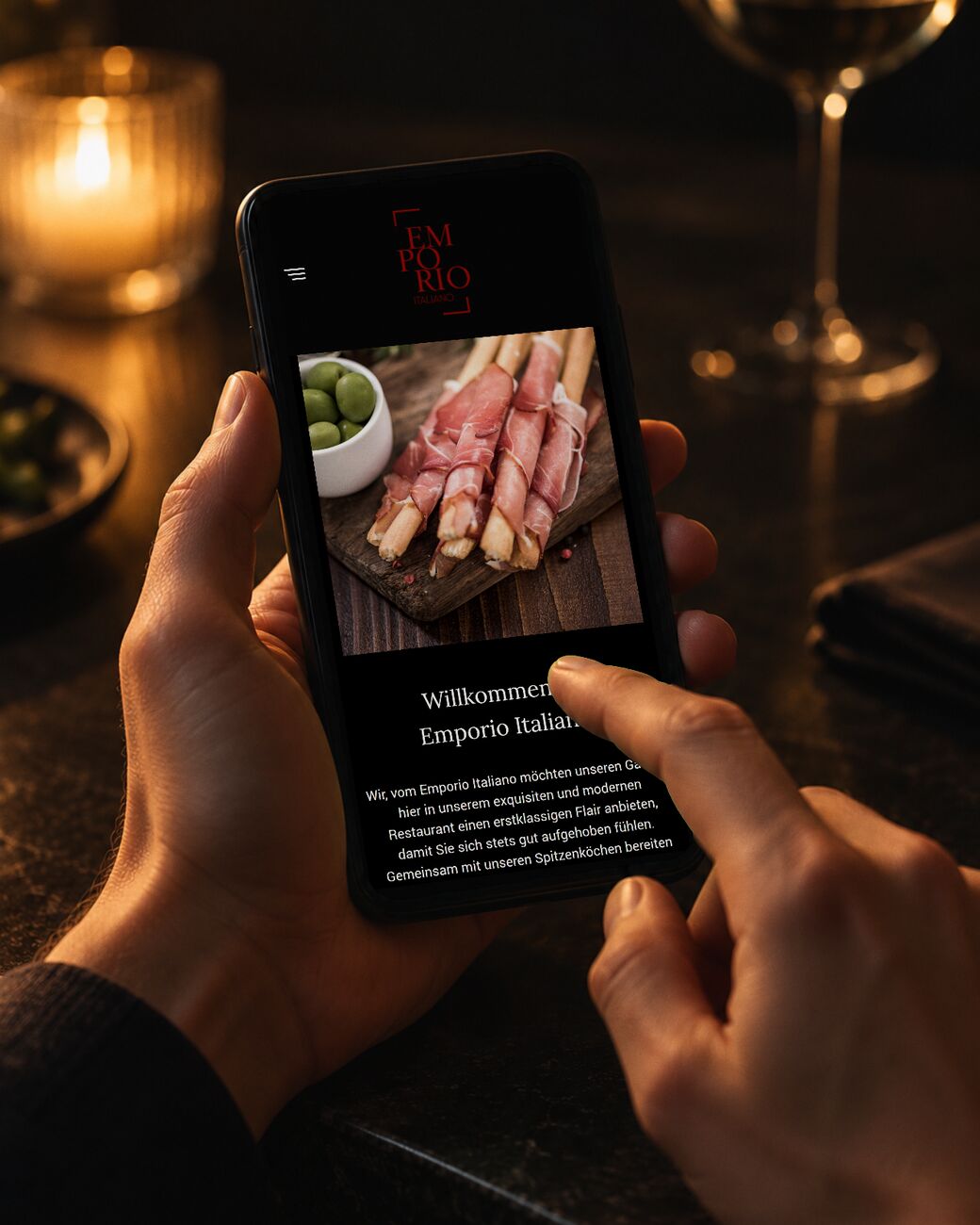 Startseite der Restaurant-Website des Emporio Italiano in München auf dem Smartphone