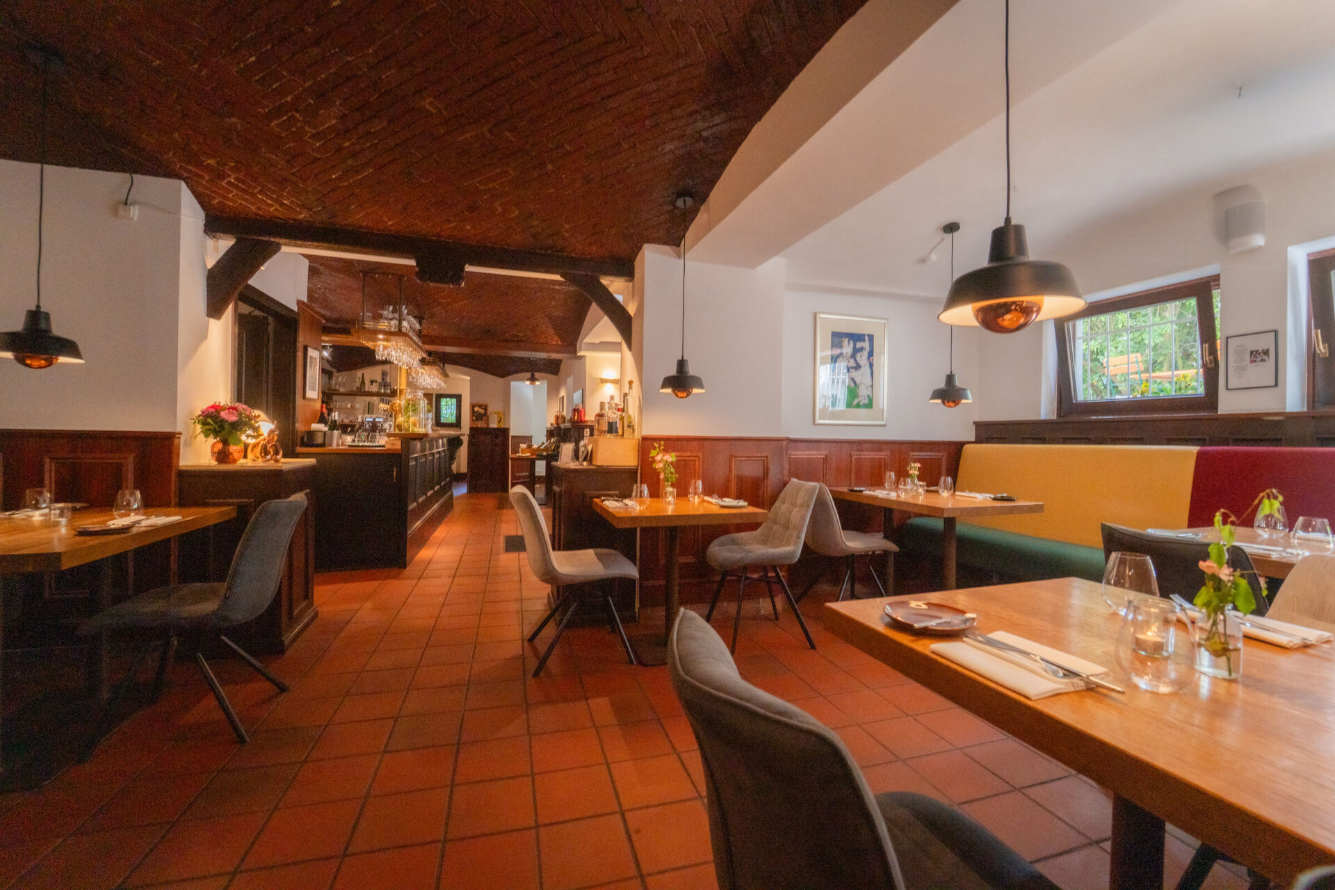 Gastraum mit Ziegelgewölbe, Pendelleuchten und gedeckten Tischen, Restaurant Brodersen, Hamburg