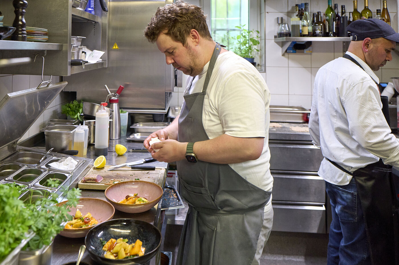 Koch beim Anrichten in der Küche des Restaurant Brodersen, Hamburg