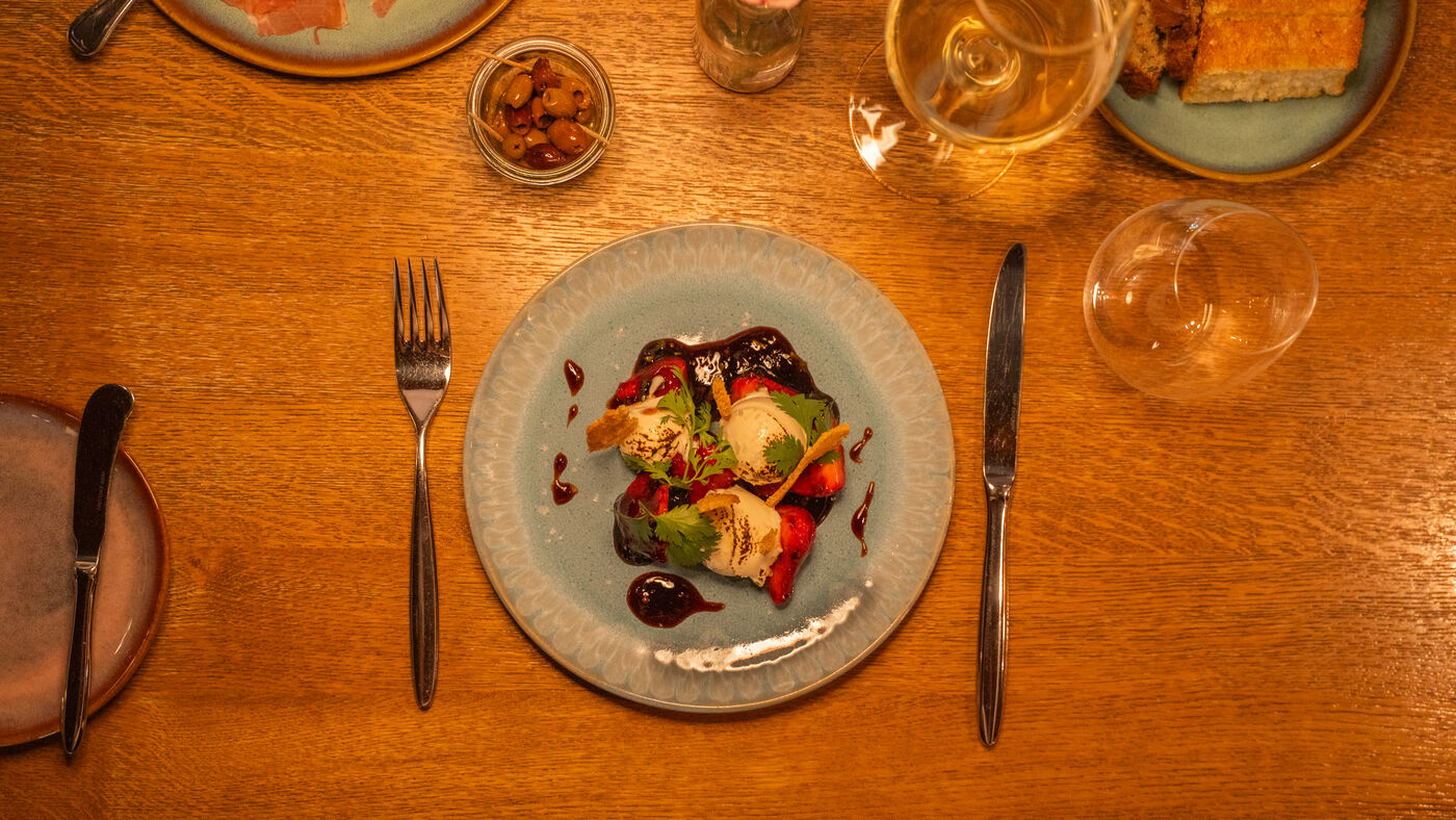 Angerichteter Teller auf Holztisch von oben, Restaurant Brodersen, Hamburg