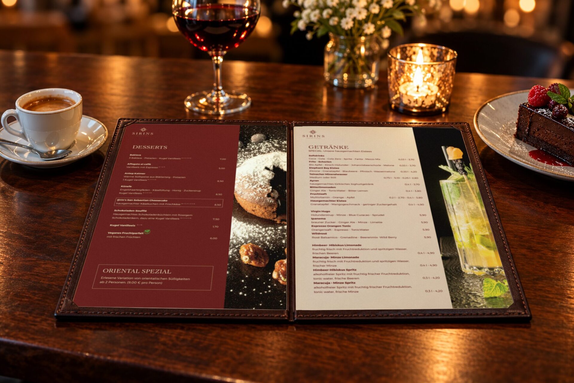 Aufgeschlagene Speisekarte des Sirins Restaurants in Bad Säckingen in einer braunen Ledermappe mit Desserts links und Getränken rechts, daneben Espresso, Rotwein, Kerze und ein Schokoladendessert