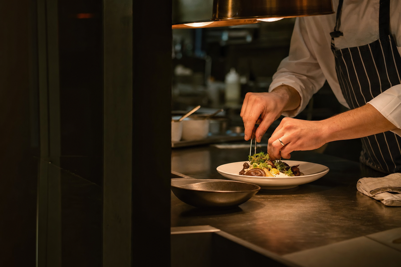 Koch richtet am Kuechenpass an - Unternehmensberatung Gastronomie